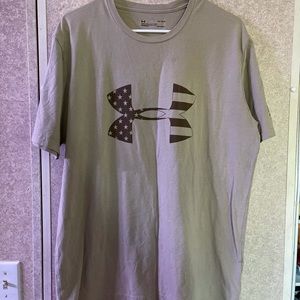 🦋FREE SHIPPING🦋 UnderArmour Shirt